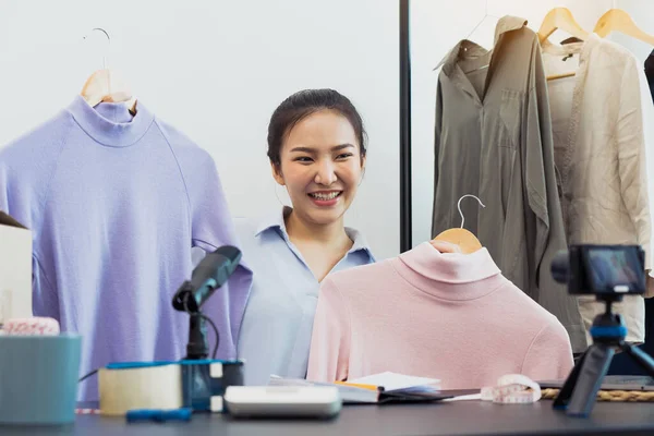 Jóvenes Empresarios Asiáticos Están Recogiendo Ropa Para Mostrar Los Clientes —  Fotos de Stock