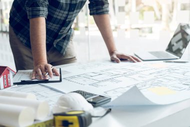 Mühendisler proje planları üzerinde çalışıyor ve projenin yapısını analiz ediyorlar..
