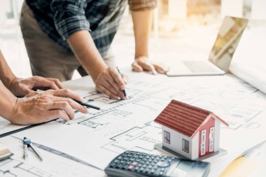 Mühendisler proje türlerinin yapısal analizi ve planları üzerinde çalışmalara yardım ediyorlar..