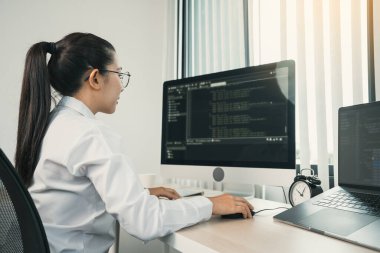 Yazılım mühendislerinde çalışan programlama ve kodlama teknolojisinin geliştirilmesi ofiste uygulamalar geliştiriyor.