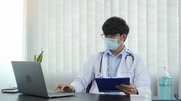 Doctor Estaba Sentado Oficina Trabajando Una Computadora Portátil Mientras Llevaba — Foto de Stock