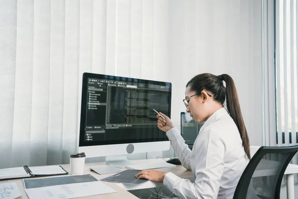 アジアの女性の専門家の開発プログラミングウェブサイトオフィスルームでソフトウェアを作業 — ストック写真