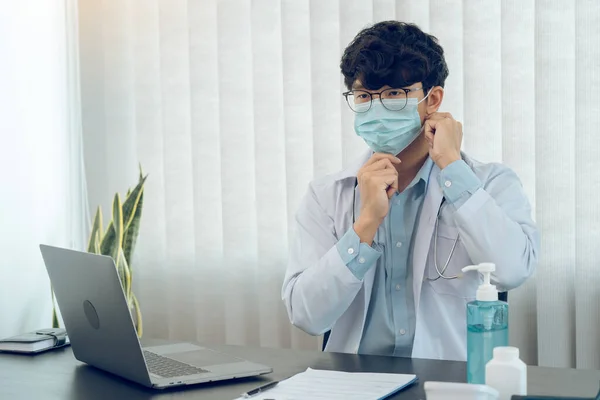 Asiático Médico Masculino Usando Una Máscara Oficina —  Fotos de Stock