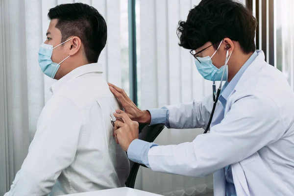 Médico Asiático Está Usando Estetoscopio Escuchar Los Latidos Del Corazón —  Fotos de Stock