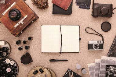 Fotoğrafçı masası. Fotoğrafçı işyeri. Fotoğraf albümü için. Geleneksel fotoğrafçılık. Siyah ve Beyaz Fotoğrafçılık. Büyük Biçim Kamerası. Olumsuz