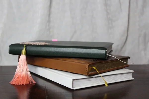 Dekoratif Yer İmleriyle Doldurulmuş Kitaplar