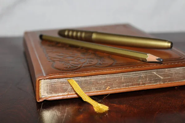Klasik Yazma Aletleri Deri Günlüğü, Kalem ve Kalem