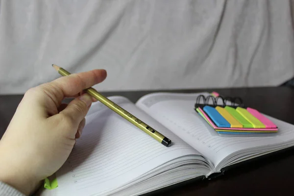 Kalem, Defter ve Yapışkan Bayraklarla Planlama ve Organizasyon Eli