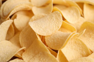 Ev yapımı Paprika aromalı Patates cipsi, en iyi manzara. Dümdüz, tepeden, yukarıdan