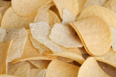 Ev yapımı Paprika aromalı Patates cipsi, en iyi manzara. Dümdüz, tepeden, yukarıdan