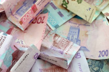 Büyük miktarda Ukrayna Hryvnia para banknotları. Buruşmuş Ukrayna banknotları yığını kapanıyor.