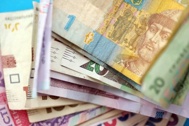 Açık mavi kağıt üzerine Ukrayna para faturaları yakın plan