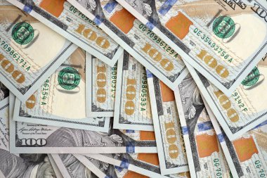 Bir sürü Amerikan doları yığını var. Birleşik Devletler para banknotları kapanıyor