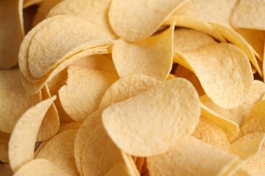 Ev yapımı Paprika aromalı Patates cipsi, en iyi manzara. Dümdüz, tepeden, yukarıdan