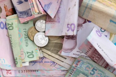 Büyük miktarda Ukrayna Hryvnia para banknotları. Buruşmuş Ukrayna banknotları yığını kapanıyor.