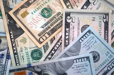 Büyük miktarlarda farklı banknotlar kapanıyor. Yüz elli yirmi on ve beş dolarlık banknotlar istiflendi.