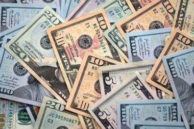 Büyük miktarlarda farklı banknotlar kapanıyor. Yüz elli yirmi on ve beş dolarlık banknotlar istiflendi.