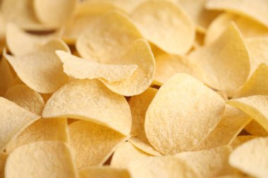 Ev yapımı Paprika aromalı Patates cipsi, en iyi manzara. Dümdüz, tepeden, yukarıdan