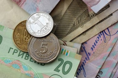 Büyük miktarda Ukrayna Hryvnia para banknotları. Buruşmuş Ukrayna banknotları yığını kapanıyor.