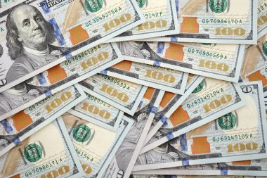 Bir sürü Amerikan doları yığını var. Birleşik Devletler para banknotları kapanıyor