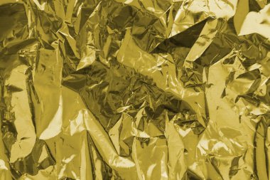 Düz yüzeyde altın buruşuk folyo dokusu