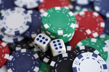 Kumarhanedeki poker masasında kumar oyunu. Başarılı bir zar kombinasyonu bir sürü kazanan fiş getirdi.