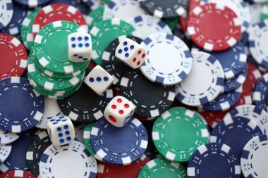 Kumarhanedeki poker masasında kumar oyunu. Başarılı bir zar kombinasyonu bir sürü kazanan fiş getirdi.