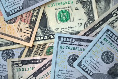 Büyük miktarlarda farklı banknotlar kapanıyor. Yüz elli yirmi on ve beş dolarlık banknotlar istiflendi.