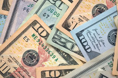 Büyük miktarlarda farklı banknotlar kapanıyor. Yüz elli yirmi on ve beş dolarlık banknotlar istiflendi.