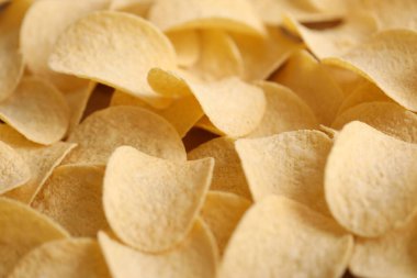 Ev yapımı Paprika aromalı Patates cipsi, en iyi manzara. Dümdüz, tepeden, yukarıdan