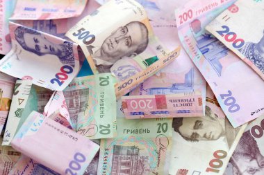 Büyük miktarda Ukrayna Hryvnia para banknotları. Buruşmuş Ukrayna banknotları yığını kapanıyor.