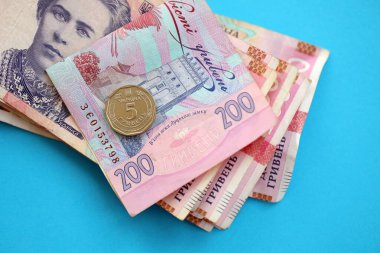 Açık mavi kağıt üzerine Ukrayna para faturaları yakın plan