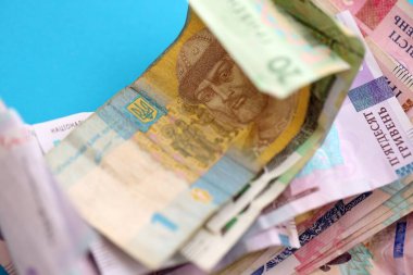 Açık mavi kağıt üzerine Ukrayna para faturaları yakın plan