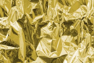 Düz yüzeyde altın buruşuk folyo dokusu