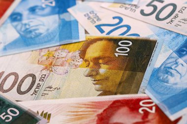 İsrail şekeli para faturaları masaya yığıldı. ILS para biriminin İsrail banknotlarını kapatın. İsrail 'de iş, ekonomi ve yatırım kavramı.
