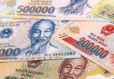 Vietnam dong para faturaları masaya yığılır. VND para biriminin Vietnam banknotları. Vietnam 'da iş, ekonomi ve yatırım kavramı.