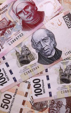 Meksika pezosu faturaları masaya yığıldı. MXN 'in Meksika banknotları yakın plan. Meksika 'da iş, ekonomi ve yatırım kavramı.