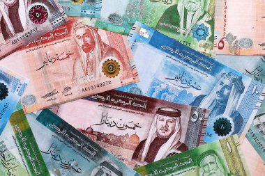 Ürdün dinarı para faturaları masaya yığılır. JOD 'nin Jordan banknotları yakın plan. Ürdün 'de iş, ekonomi ve yatırım kavramı.