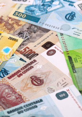 CFA Frank 'ın para faturaları masaya yığıldı. Kongo Cumhuriyeti 'nin XAF banknotları kapanıyor. Kongo Cumhuriyeti 'nde iş, ekonomi ve yatırım kavramı.