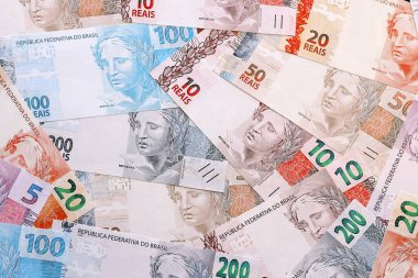 Brezilya 'nın gerçek para banknotları masaya yığılır. BRL para biriminin Brezilya banknotlarını kapatın. Brezilya 'da iş, ekonomi ve yatırım kavramı.