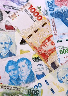 Arjantin pezosu para faturaları masaya yığıldı. ARS para biriminin Arjantin banknotları. Arjantin 'de iş, ekonomi ve yatırım kavramı.