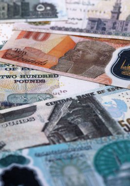 Mısır 'a ait para banknotları masanın üstüne yığılmış. Mısır 'da EGP para birimi banknotları kapanıyor. Mısır 'da iş, ekonomi ve yatırım kavramı.