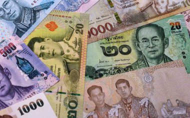 Tayland baht para faturaları masaya yığıldı. THB 'nin Tayland banknotları yakın çekim. Tayland 'da iş, ekonomi ve yatırım kavramı.