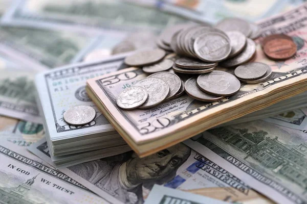 Yüz elli dolarlık banknotların üzerinde büyük miktarda Birleşik Devletler sikkeleri var. Para ve iş konsepti