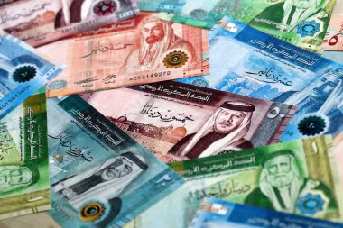 Ürdün dinarı para faturaları masaya yığılır. JOD 'nin Jordan banknotları yakın plan. Ürdün 'de iş, ekonomi ve yatırım kavramı.
