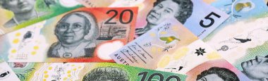 Avustralya doları banknotları masaya yığıldı. Avustralya 'nın AUD para biriminin banknotlarını kapatın. Avustralya 'da iş, ekonomi ve yatırım kavramı.