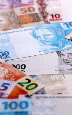 Brezilya 'nın gerçek para banknotları masaya yığılır. BRL para biriminin Brezilya banknotlarını kapatın. Brezilya 'da iş, ekonomi ve yatırım kavramı.