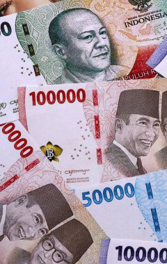 Endonezya rupiası para faturaları masaya yığıldı. IDR para biriminin Endonezya banknotları. Endonezya 'da iş, ekonomi ve yatırım kavramı.