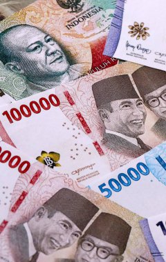 Endonezya rupiası para faturaları masaya yığıldı. IDR para biriminin Endonezya banknotları. Endonezya 'da iş, ekonomi ve yatırım kavramı.