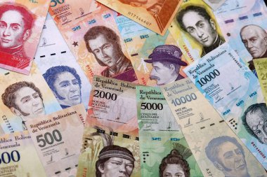 Venezuela Bolivar 'ın para faturaları masaya yığıldı. VES 'in Venezuela banknotları yakın plan. Venezuela 'da iş, ekonomi ve yatırım kavramı.